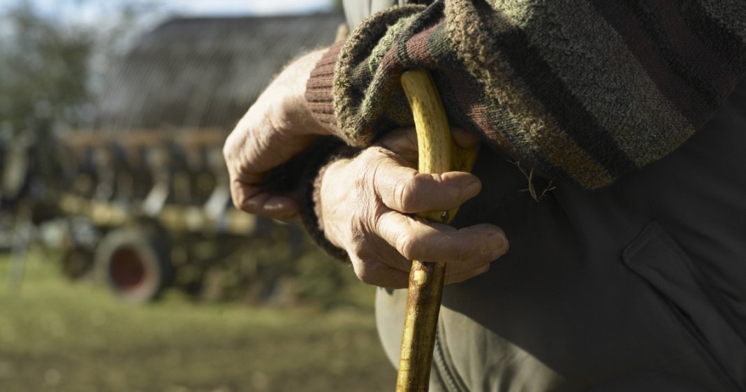 Locuințe abandonate și străzi goale: Trăind în satele din România cu numai câțiva vârstnici rămași - „Ne este foarte greu, vai de noi”