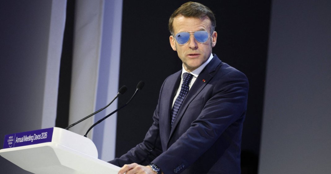 Emmanuel Macron, o apariție deosebită: Președintele Franței a fost văzut purtând ochelari de soare în timpul discursului său de la Davos.