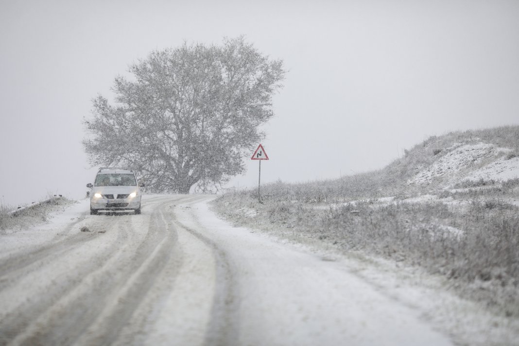 Nicușor Dan, reținut pe timpul nopții în Paris. Cauza întârzierii aeronavei militare Spartan care l-a dus în Franța.