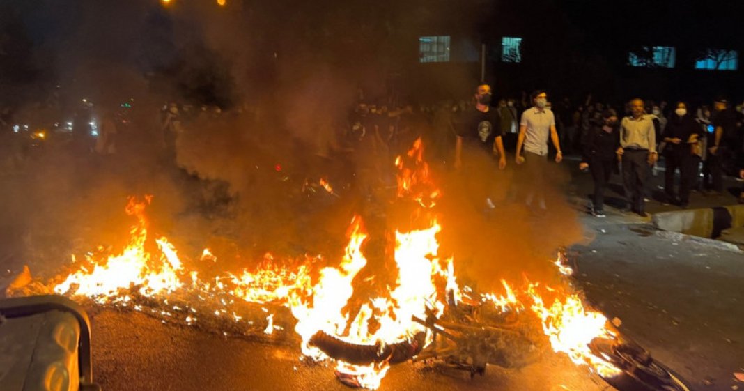 Protestele din Iran cresc în intensitate: 38 de decese și 950 de agenți de poliție răniți. „Dacă doresc să ne tragă, s-o facă! Suntem sătui”