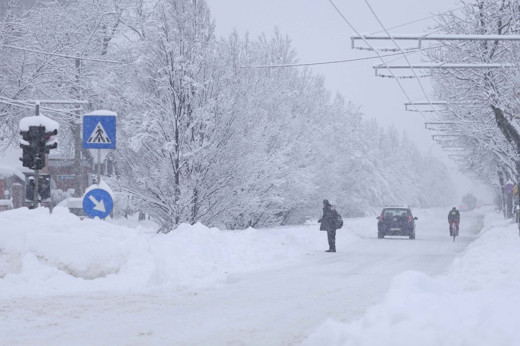 Alertă meteo: Cod galben pentru ninsori și viscol în București și 16 județe, emis de ANM / Nou strat de zăpadă