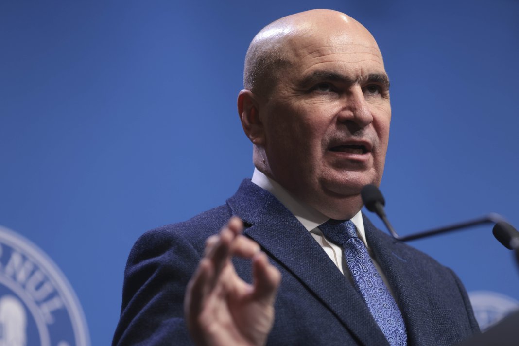 Reacția premierului Bolojan după ce un cadru universitar a sfâșiat diploma de doctor în fața camerei TV: „Nu avem nevoie de diplome”