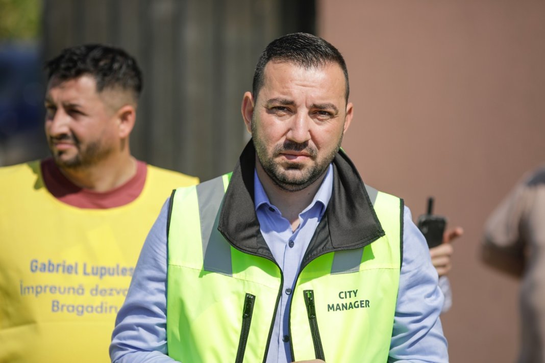 Trei persoane au fost reținute ca urmare a perchezițiilor efectuate de DNA la Primăria Sectorului 5, printre care și nepotul lui Piedone.