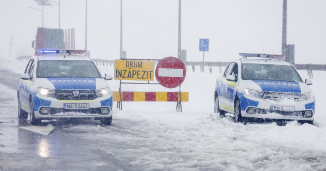 Viscol în 16 județe și București: arbori doborâți, vehicule deteriorate și căi de circulație închise.