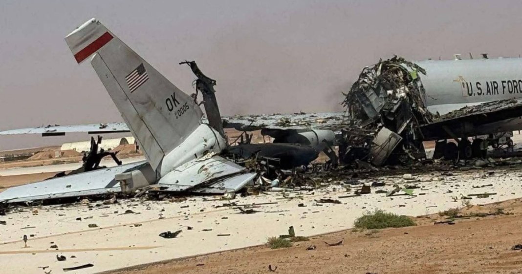 Aspectul unui avion-radar american total distrus de iranieni într-o bază militară din Arabia Saudită