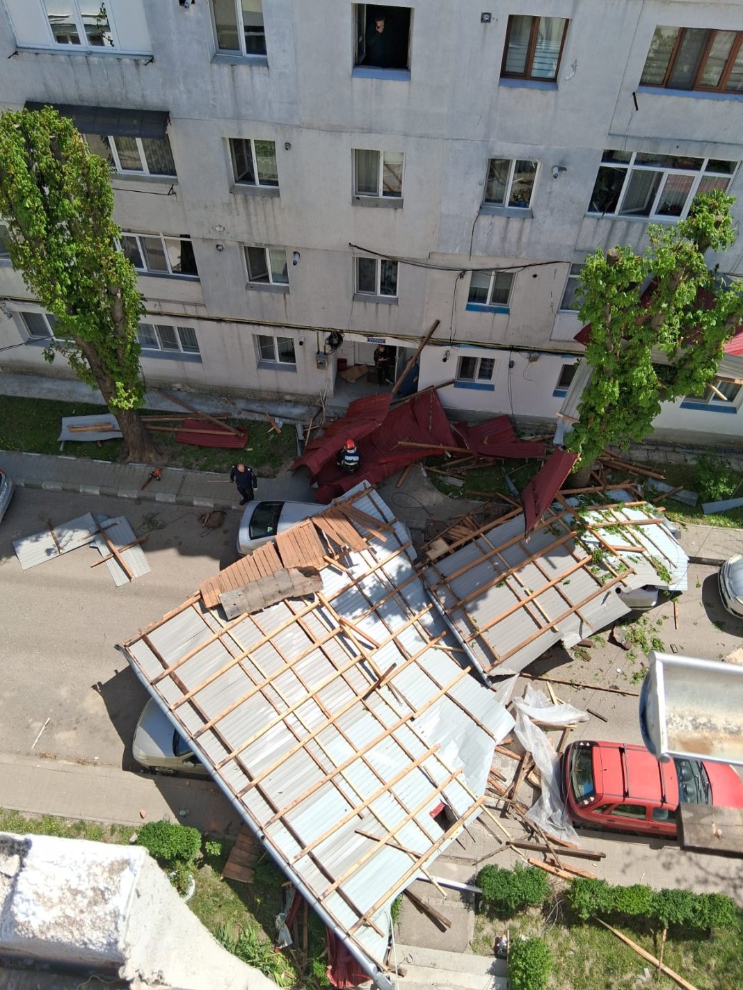 Un bărbat din Huși a murit după ce acoperișul unei clădiri s-a surpat asupra lui / Deteriorări în Moldova din cauza vântului