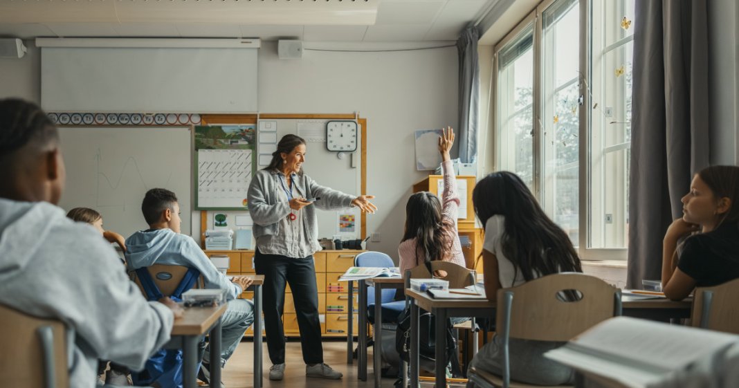 Cât va înregistra un profesor ca venit în 2027: Noua legislație referitoare la salarizare schimbă structura din domeniul educațional