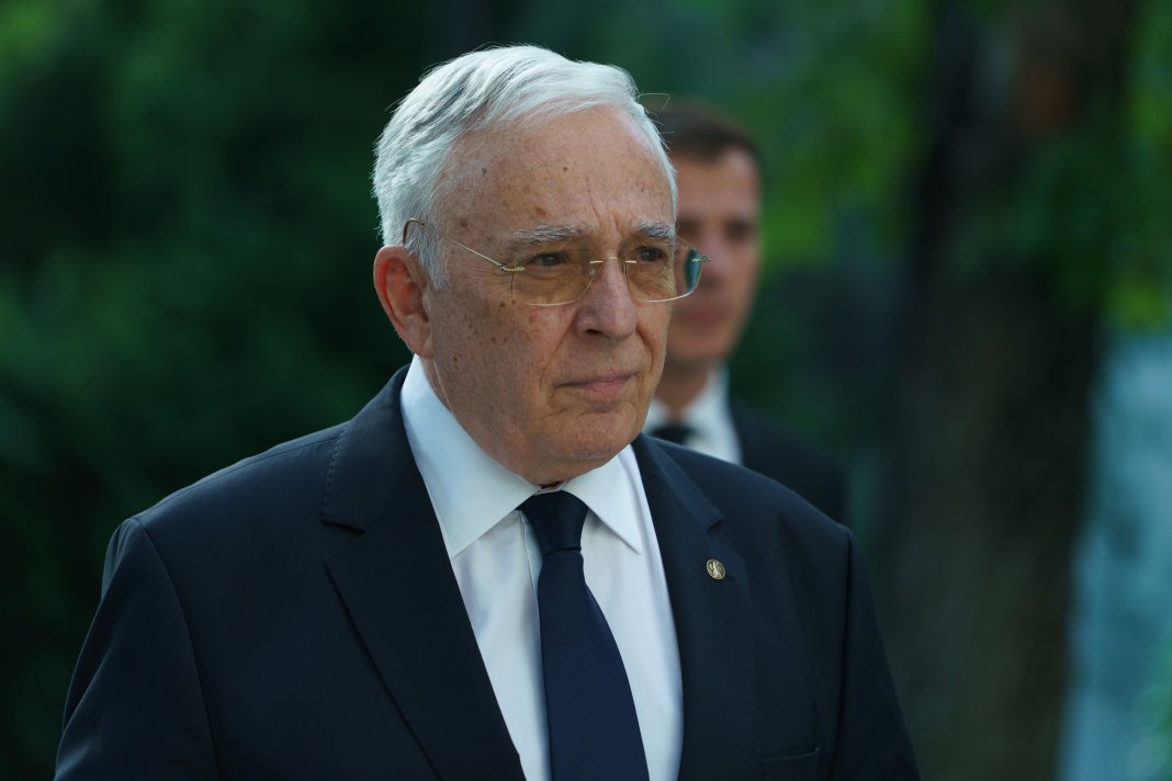 Isărescu desființează legenda cursului „artificial”: „Am achiziționat valută, nu am comercializat. Dacă am fi permis surplusului de rezervă să rămână în piață, euro ar fi urcat la 4,4 lei”