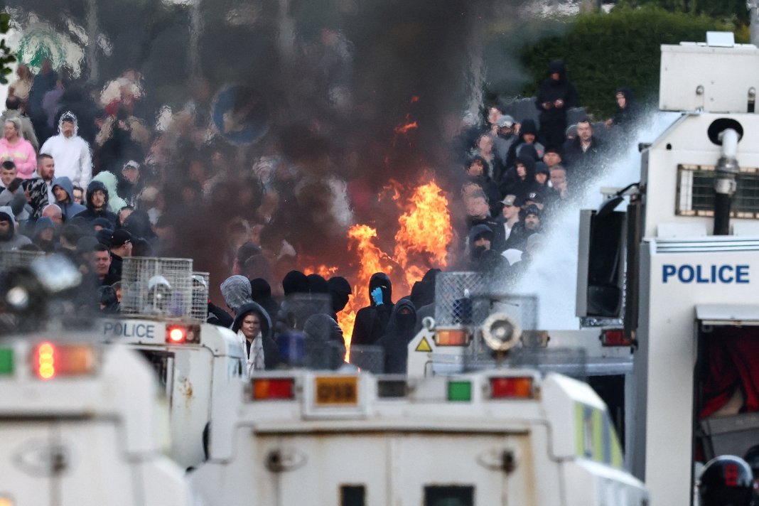 MAE anunță mutarea temporară a tuturor românilor impactați de manifestațiile din Belfast
