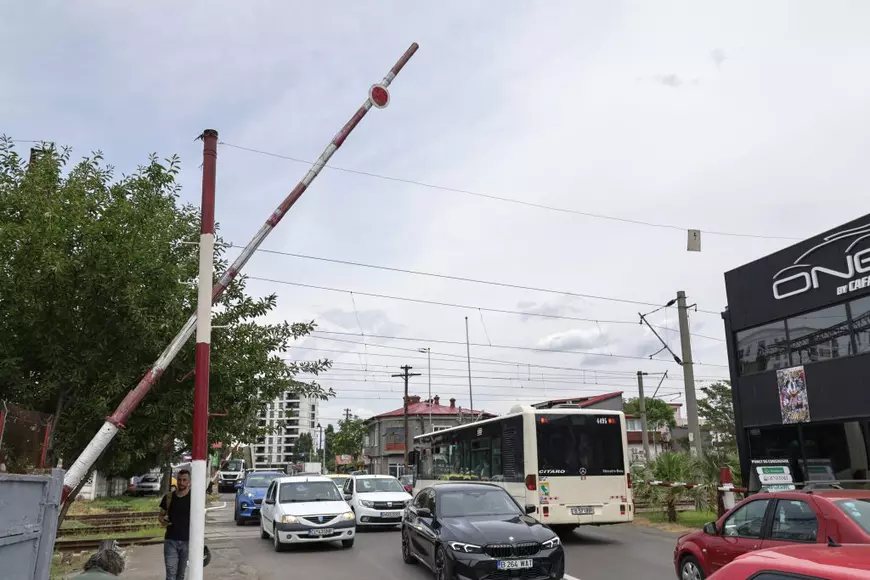 Femeia care înalță manual o barieră feroviară de 36 de ani. O fotografie simbolică pentru infrastructura din România. Femeia care înalță manual o barieră feroviară de 36 de ani. O fotografie simbolică pentru infrastructura din România.