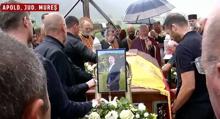 Gabi Mureșan, câștigătorul a trei titluri de campion național al României, a fost îngropat în localitatea unde s-a născut » Zeci de persoane s-au adunat pentru a-i aduce un ultim omagiu fostului jucător de fotbal Gabi Mureșan, câștigătorul a trei titluri de campion național al României, a fost îngropat în localitatea unde s-a născut » Zeci de persoane s-au adunat pentru a-i aduce un ultim omagiu fostului jucător de fotbal