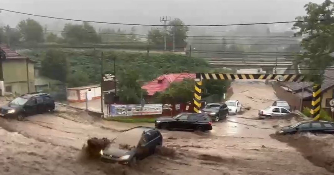 Inundații în Bușteni după o ploaie torențială în Bucegi. DN1 și numeroase străzi, afectate.
