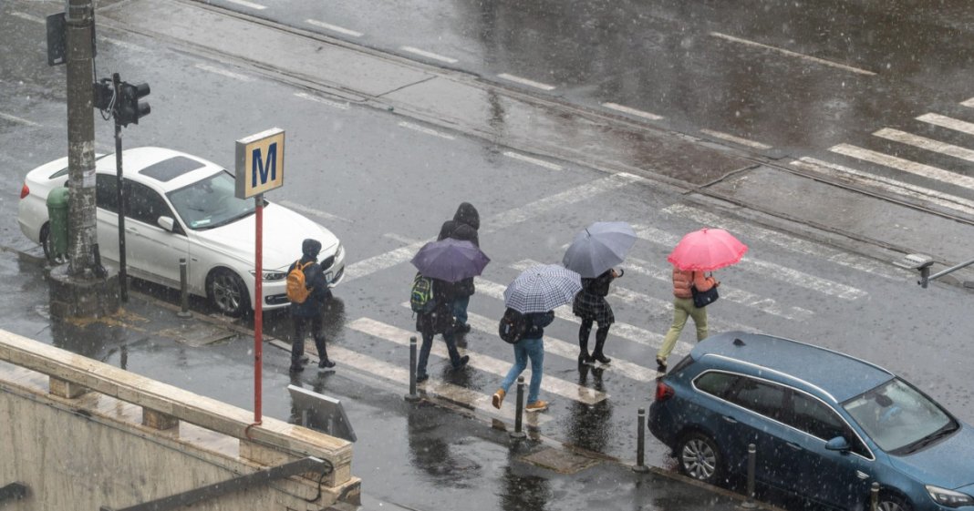 Meteorologii au lansat recente avertizări de furtuni. Județul se află sub cod roșu și regiunile cu ploi...