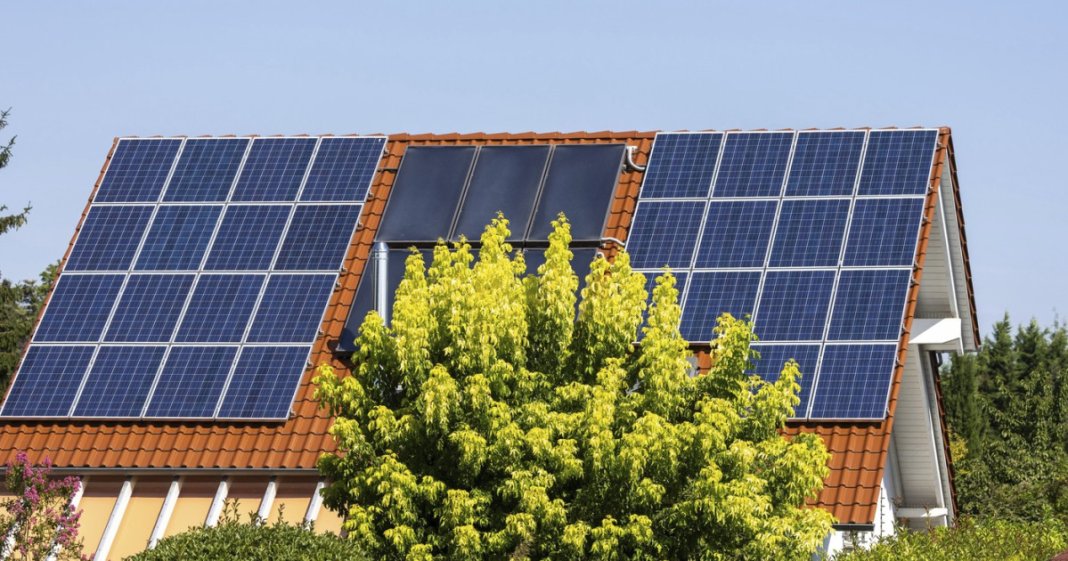 Prosumatorii adresează un mesaj lui Bolojan în contextul crizei energetice: „Dacă intenționezi să-mi supraveghezi bateria...