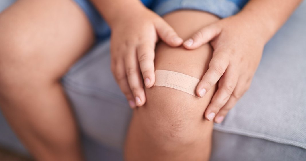 Un băiat în vârstă de șase ani din Botoșani a căzut în comă după ce sora lui i-a pus un plasture pe o leziune. Ce...